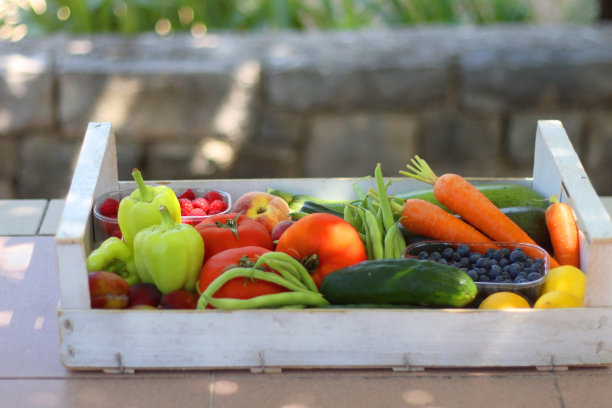 花园里的一箱食物图片下载