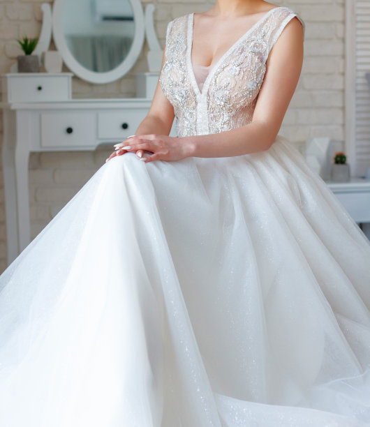 女孩试穿了一件漂亮的白色连衣裙图片下载