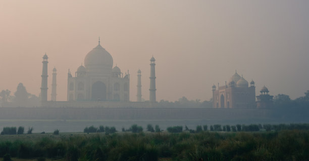 清晨雾中的泰姬陵图片下载