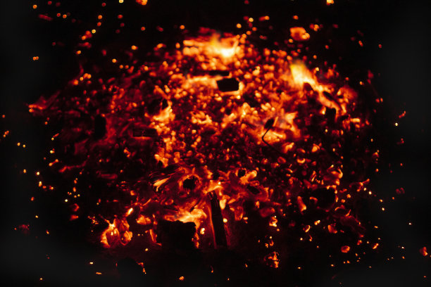 在烧烤火盆里烧煤的背景图片下载