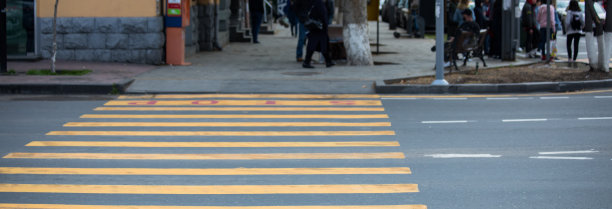 现代城市的人行横道和人行道图片下载