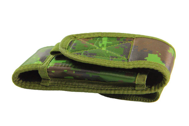 外壳绿色织物迷彩图案保护智能手机孤立在白色背景图片下载