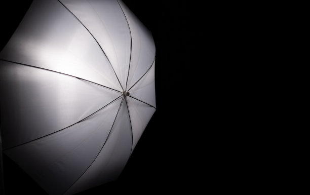 白色银色反光照片伞在黑色的背景图片下载