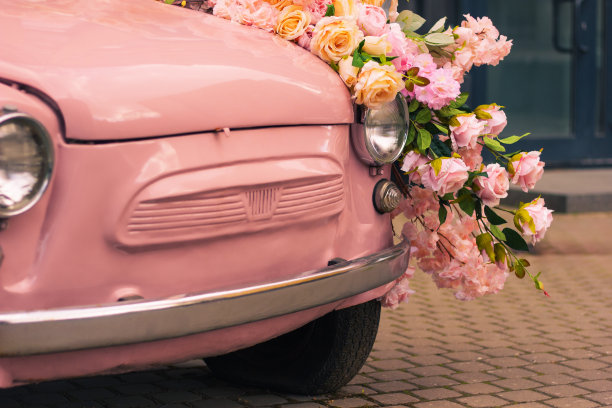 有花装饰的老式汽车图片下载