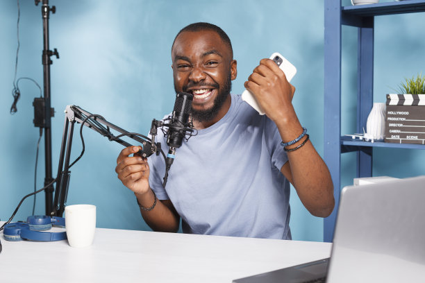 兴奋的博主庆祝成功图片下载