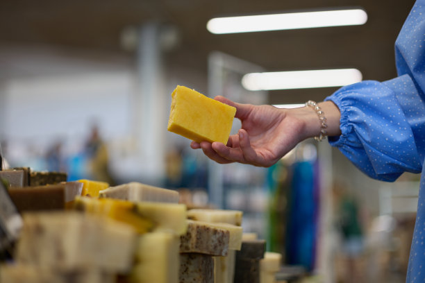 年轻女子在买手工肥皂。无法辨认的女性在手工食品店挑选芳香香皂作为礼物图片下载