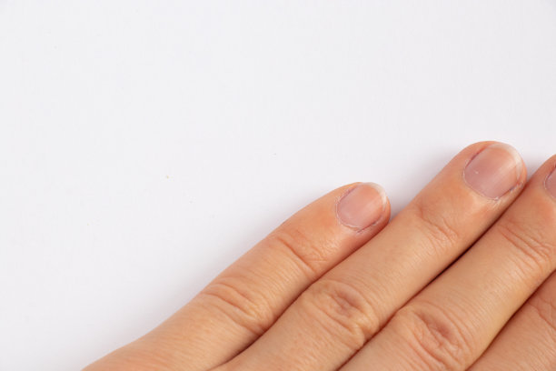 一个年轻女孩的手躺在白色背景的特写上图片下载