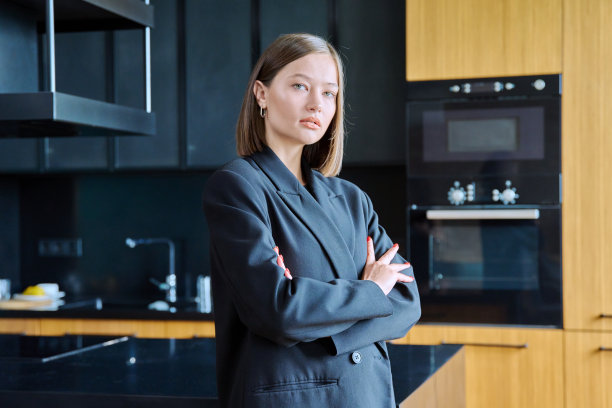 肖像自信的年轻女子抱着双臂在家里图片下载