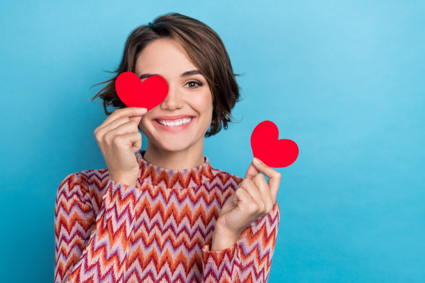 照片可爱开朗的女士穿条纹顶盖闭眼睛红色听到卡片明信片空的空间孤立的蓝色背景图片下载