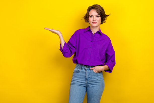年轻的肖像自信满意的商务女性穿紫色衬衫抱臂空的空间有用的提示孤立的黄色背景图片下载