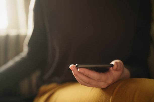 青少年女孩在窗边使用智能手机图片下载