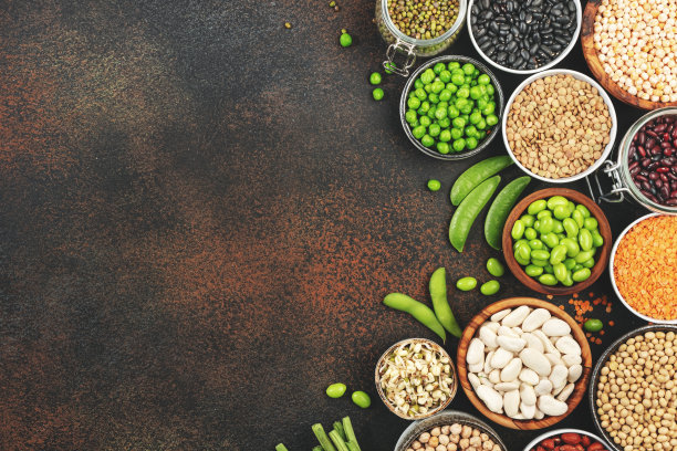 豆类，豆类和豆芽。干的，生的，新鲜的，俯视图。红豆，小扁豆，绿豆，鹰嘴豆，大豆，毛豆，绿豌豆，健康饮食食品，素食蛋白，微量营养素纤维来源图片下载