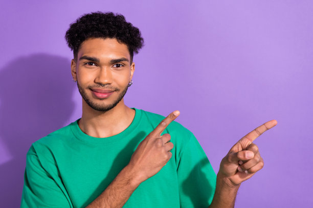 好的积极的人的照片表明，手指空白的空间提供孤立的紫色背景图片下载