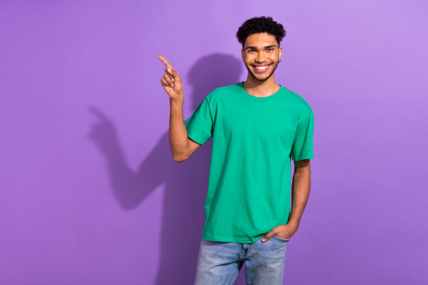 吸引人的年轻人的照片促销员直接手指空的空间商店商场商店横幅孤立的紫色背景图片下载