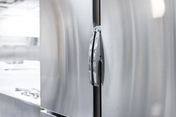 厨房里的大型商用冰箱门处于关闭状态图片下载