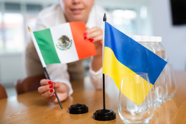 女办公室协调员把乌克兰和墨西哥的国旗放在桌子上图片下载