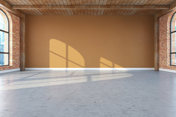 空的大房间，木制天花板和窗户图片下载