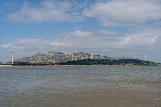 拍摄岛屿和海上风力发电船上图片下载