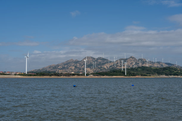 拍摄岛屿和海上风力发电船上图片下载