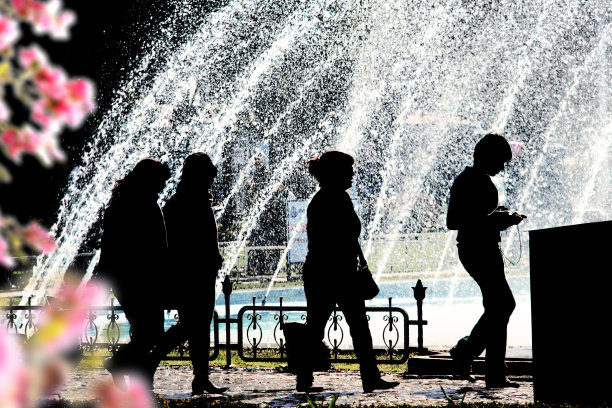 公园里一群人的剪影图片下载