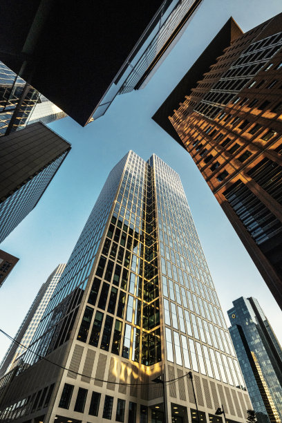 法兰克福银行区的现代商业大厦映衬着蓝天图片下载