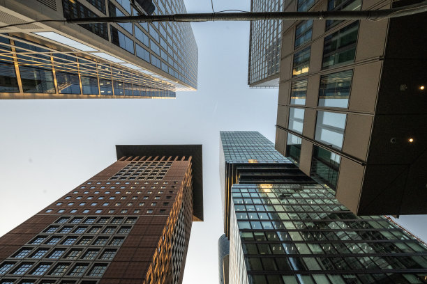 法兰克福银行区的现代商业大厦映衬着蓝天图片下载