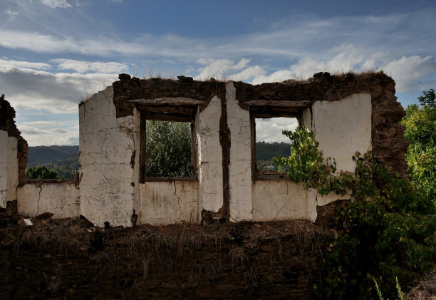 通往田野的窗户图片下载