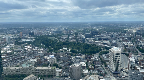 马萨诸塞州波士顿，六月的一个阳光明媚的日子，从一座建筑物的顶部看过去图片下载