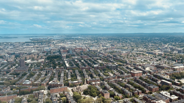 马萨诸塞州波士顿，六月的一个阳光明媚的日子，从一座建筑物的顶部看过去图片下载