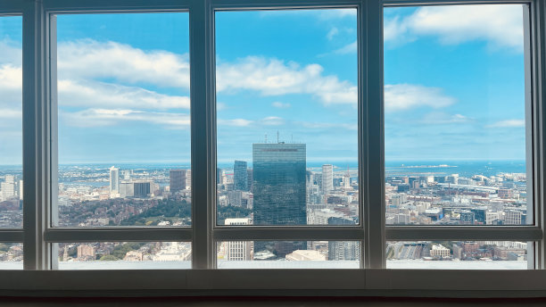 6月一个阳光明媚的日子，从一幢高楼的窗户向外望去图片下载