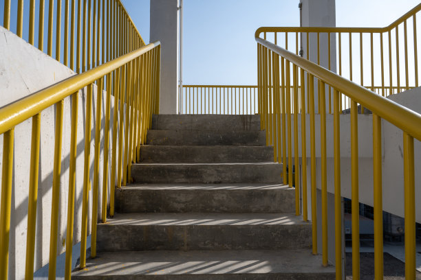 在工业工厂里建造楼梯图片下载