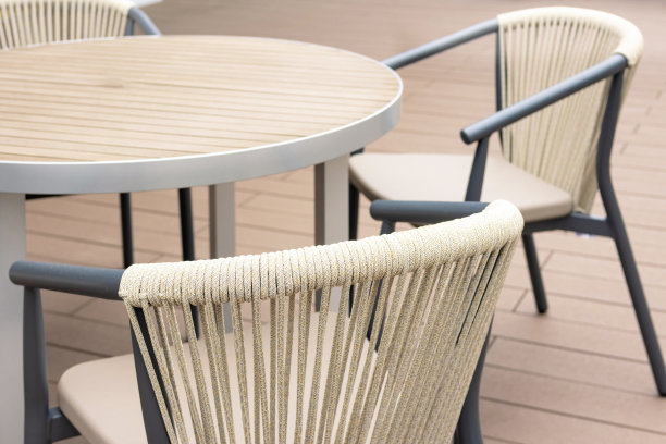 木质甲板上的开放式咖啡馆露台图片下载