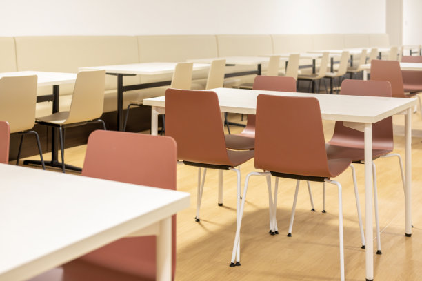 在有白色桌椅的餐厅里图片下载