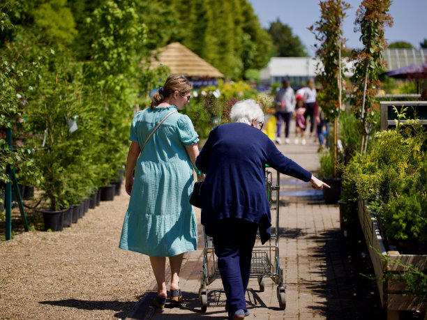 花园中心-新鲜空气和锻炼的健康结合图片下载