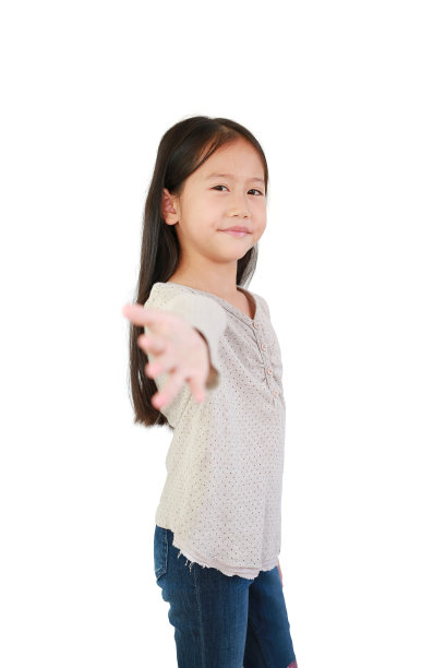 亚洲小女孩欢迎开放的手势和微笑孤立的白色背景。图片下载
