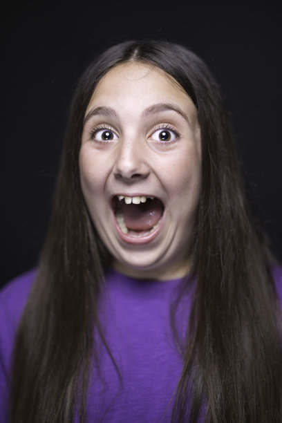 11岁的棕色眼睛女孩看起来很惊恐图片下载