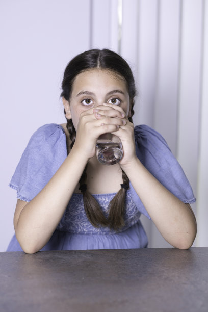 棕色眼睛的11岁女孩在喝酒图片下载