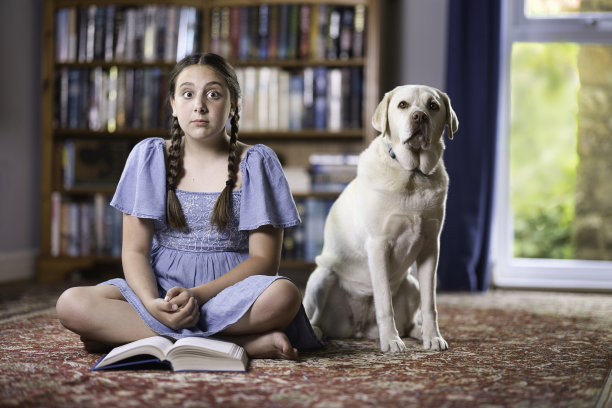 好学的青少年在读她的书图片下载