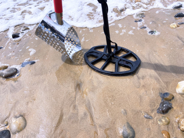 沙勺金属探测金属探测器海滩股票照片图片下载