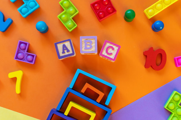 彩色纸上的木制儿童玩具。益智玩具积木，金字塔，铅笔，数字。幼儿园、学前班或日托所的玩具。文本的复制空间。俯视图图片下载