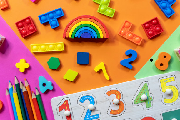 彩色纸上的木制儿童玩具。益智玩具积木，金字塔，铅笔，数字。幼儿园、学前班或日托所的玩具。文本的复制空间。俯视图图片下载
