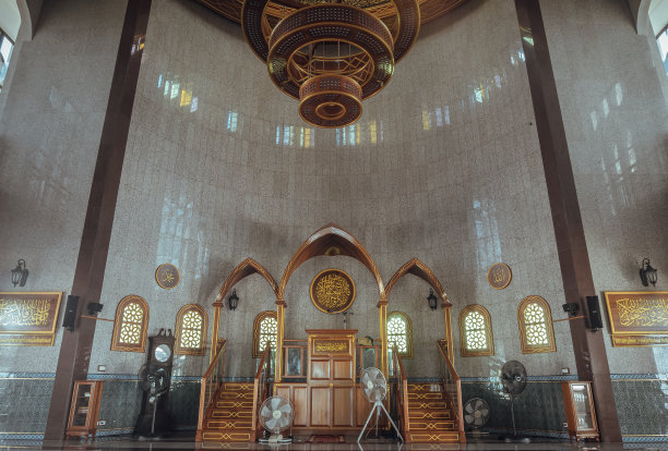 阿拉维清真寺内美丽的建筑设计。图片下载