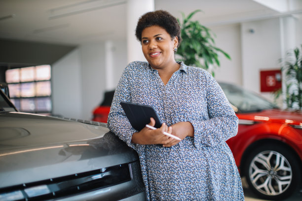 汽车展示厅的销售人员图片下载