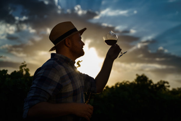 夕阳下，一个农民端着一杯酒的剪影……图片下载