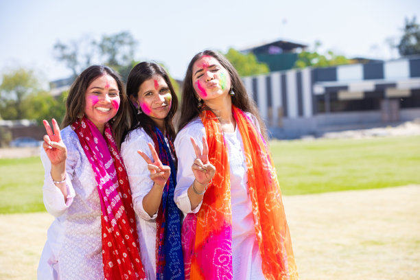 快乐的年轻印度女性朋友在公园一起庆祝节日的照片。图片下载