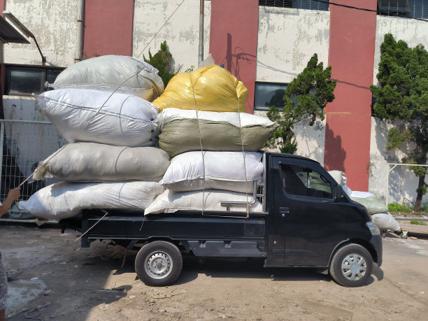 一辆超载的汽车的照片图片下载