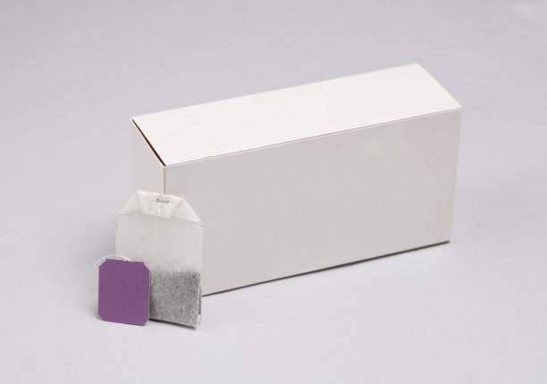 茶包与标签和白色盒子在灰色背景图片下载