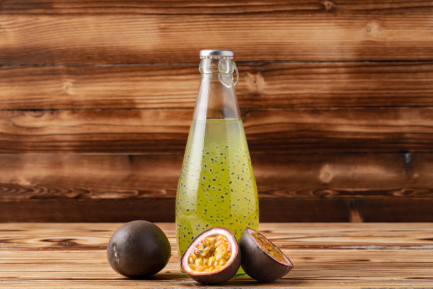 水果饮料与百香果在木制背景图片下载