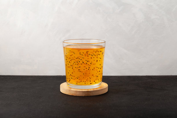 水果胶状饮料，罗勒籽鸡尾酒。健康清爽夏日饮品图片下载