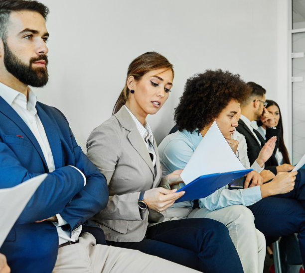 男人商务椅子坐着等待商人候选人招聘办公室女商人女商人工作年轻的面试线员工事业排大厅同事图片下载